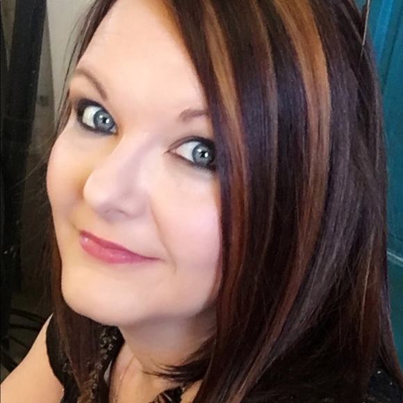 Meet your Posher, Cynthia - Picture 1 of 1